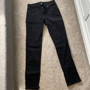 American eagle skinny jeans in black. Size 6 long. High rise.